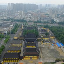 天寧宝塔から見下ろした天寧禅寺境内と常州の街並み。