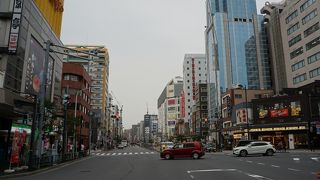 上野駅の方からこの通りに来るとここからが浅草だなという気持ちになる通りです