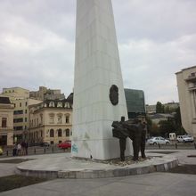 広場の中心の塔と像