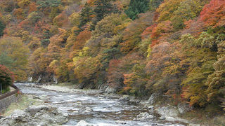 渓谷沿いの紅葉がきれいでした。