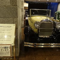 ロビーに展示してあるクラシックカー