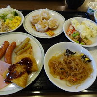 朝食　料理を皿に盛り付けました