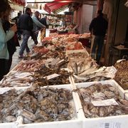 にぎやかな魚市場
