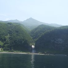 硫黄山を背景に流れるカムワッカの滝