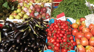 色鮮やかな野菜果物が並ぶ