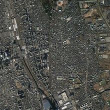 航空写真では、氷川参道が、明瞭に続いているのが確認できます。