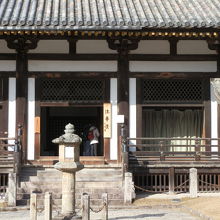 東大寺法華堂は奈良時代（8世紀）建立の仏堂です。