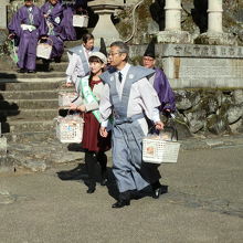 東大寺法華堂（三月堂）へ「アンパン」を運ぶ人々。