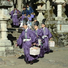 大勢の人が東大寺法華堂（三月堂）へアンパンを運んでいました。