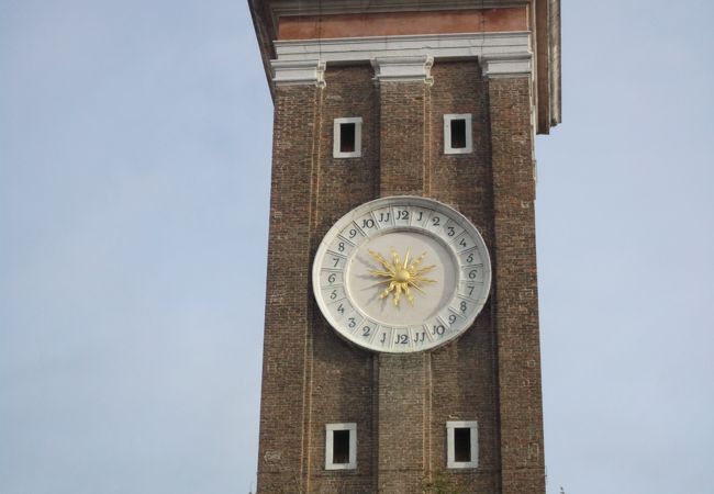時計の文字盤のある鐘楼