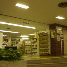 個人貸出室という区画があります。階段の上に位置しています。