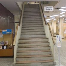 ２階及び３階に続く階段です。会議室や閲覧室等があります。