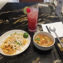 正にタイ（食事）VSシンガポール（アルコール）w 