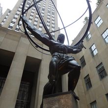 ロックフェラーセンター近くの「街角アート：アトラス像」