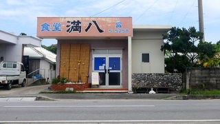 そば＆ジューシーセット900円　八重山そばは黄色い麺で塩味だがおいしかった．