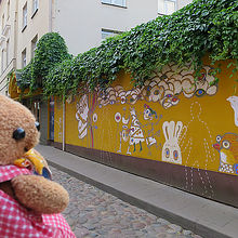 歩いていると、こんなかわいい壁を発見