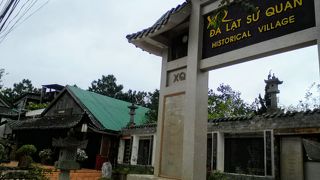 絵画のような刺繍が見られる