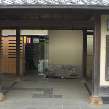 北側の門です。氷川の杜文化館の正門です。日本古来の門です。
