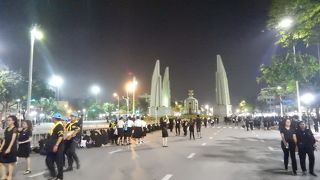 国王の火葬式である本葬儀の日の民主記念塔付近