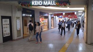 看板を見ている時に人にぶつからないように要注意