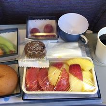 往路のフルーツミール 赤いのはルビーグレープフルーツ