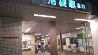 駅の周辺には地元に根付いた駅前商店街