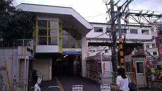 駅の近くには、観光アトラクションも多い