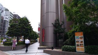 基本的にはオフィスビルですが、コンビニや飲食店もあります。