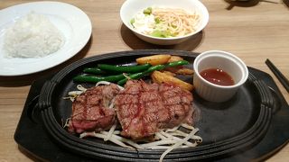 ステーキやハンバーグとパンケーキを一度に楽しめる。サラダバーもあり