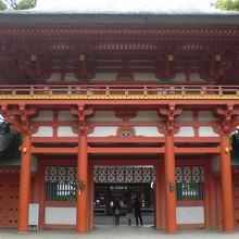 神池の奥の氷川神社の楼門です。舞殿の手前に立てられています