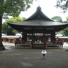 氷川神社の舞殿です。楼門の北側にあります。北側は、拝殿です。