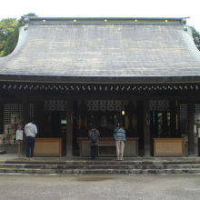 氷川神社の拝殿です。奥に本殿があります。南側は、舞殿です。