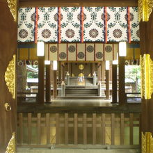 氷川神社の拝殿の様子です。奥に、本殿の一部が垣間見れます。