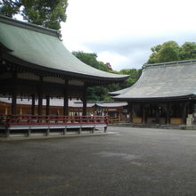 左に、氷川神社の舞殿、右に拝殿を見ています。玉砂利の境内です