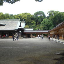 左側に、氷川神社の拝殿、右側に、神札の交付所を見ています。