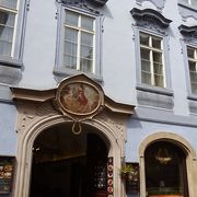 ネルドヴァ通り沿いにある紋章が個性的な家のひとつです。