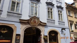 ネルドヴァ通り沿いにある紋章が個性的な家のひとつです。