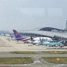 展望デッキから見る飛行機