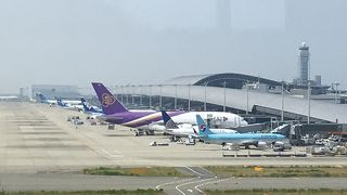 飛行機見ながら、ビールも飲めます。