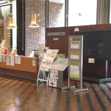 埼玉県立歴史と民族の博物館の入口にある案内カウンターです。