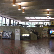 歴史と民族の博物館の展示室への入口です。左側に入って行きます