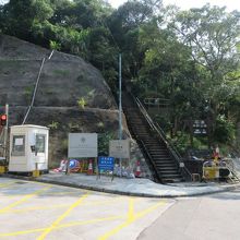 北側の入り口。バス停の脇