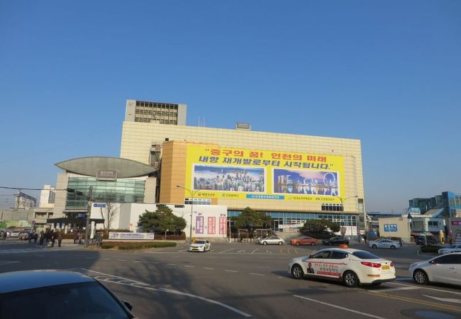 旧市街地への最寄り駅で、繁華街にも近い