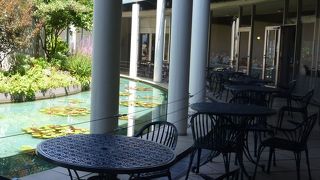 テラス席でモネを眺めながら