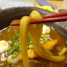 豊橋カレーうどん。底にとろろがけご飯が潜んでいます。