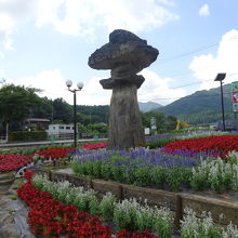 駐車場には花が植えられていました