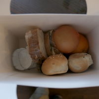 朝食代わりのランチボックス（サンドウィッチ、パン、フルーツ）