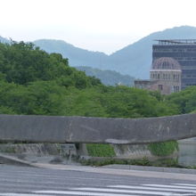 北東には原爆ドームも。