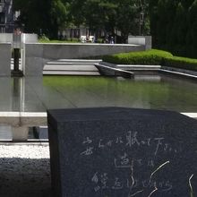 慰霊碑を通して見るとこんな感じ。