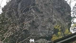 とてもバランスが悪いのですが、大きな巨石が拝殿のうえにあります